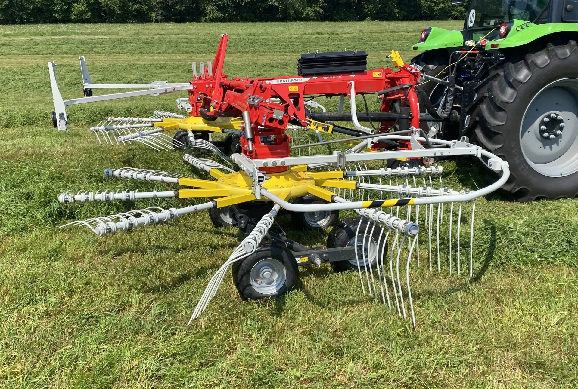 Compact Pöttinger twin rotor rake