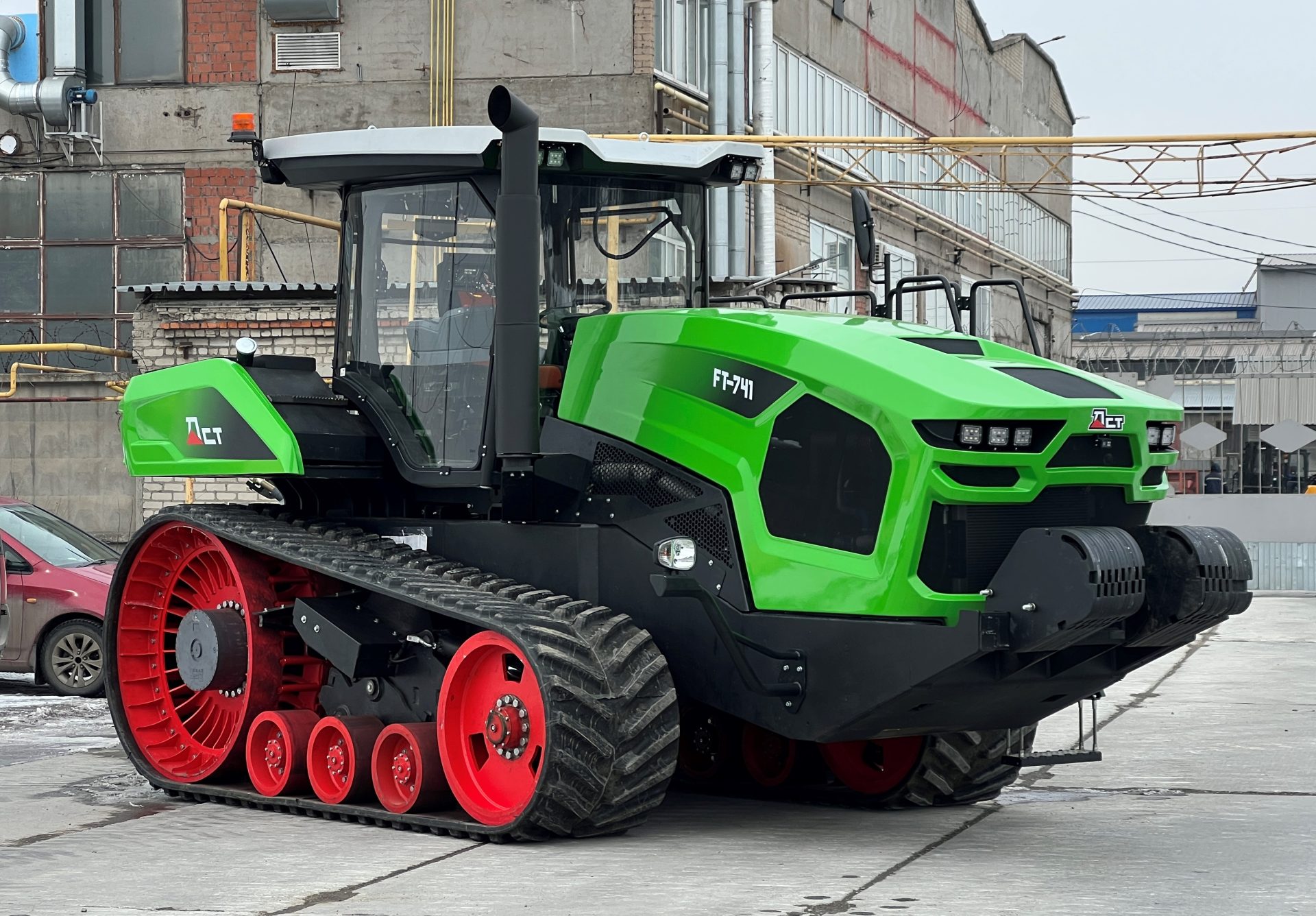 Russian crawler with 412hp YaMZ engine