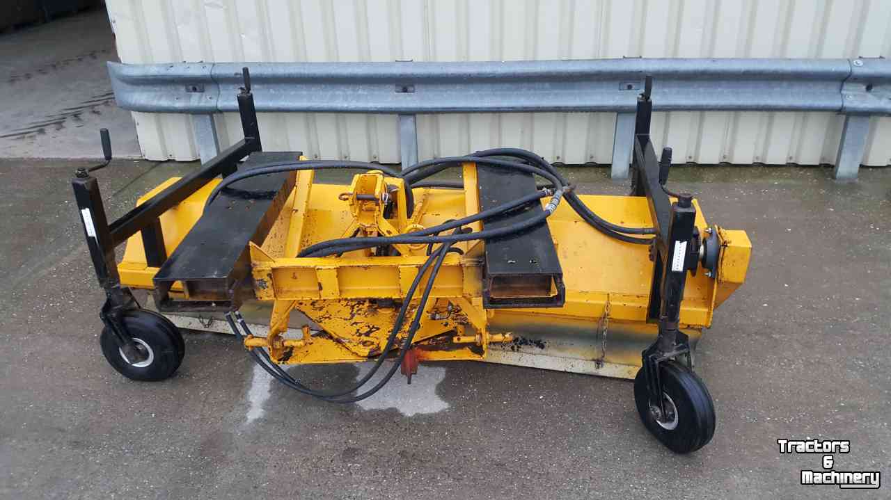 Sweeper  heftruck / shovel bezem