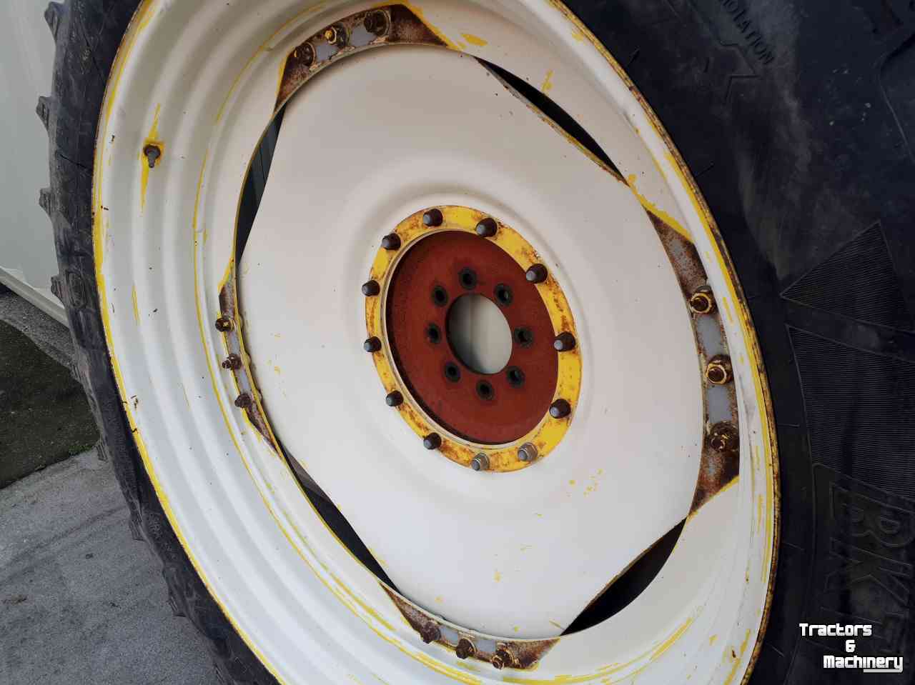Wheels, Tyres, Rims & Dual spacers BKT 300/95R46
