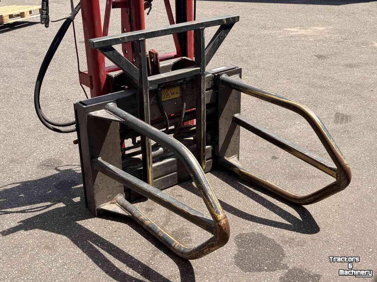 Bale clauw Trioliet Trioliet hefmast met JGS Balenklem