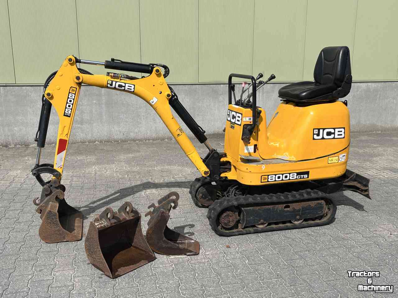 Mini-Excavator JCB Micrograafmachine JCB 8008 CTS met machinetransporter