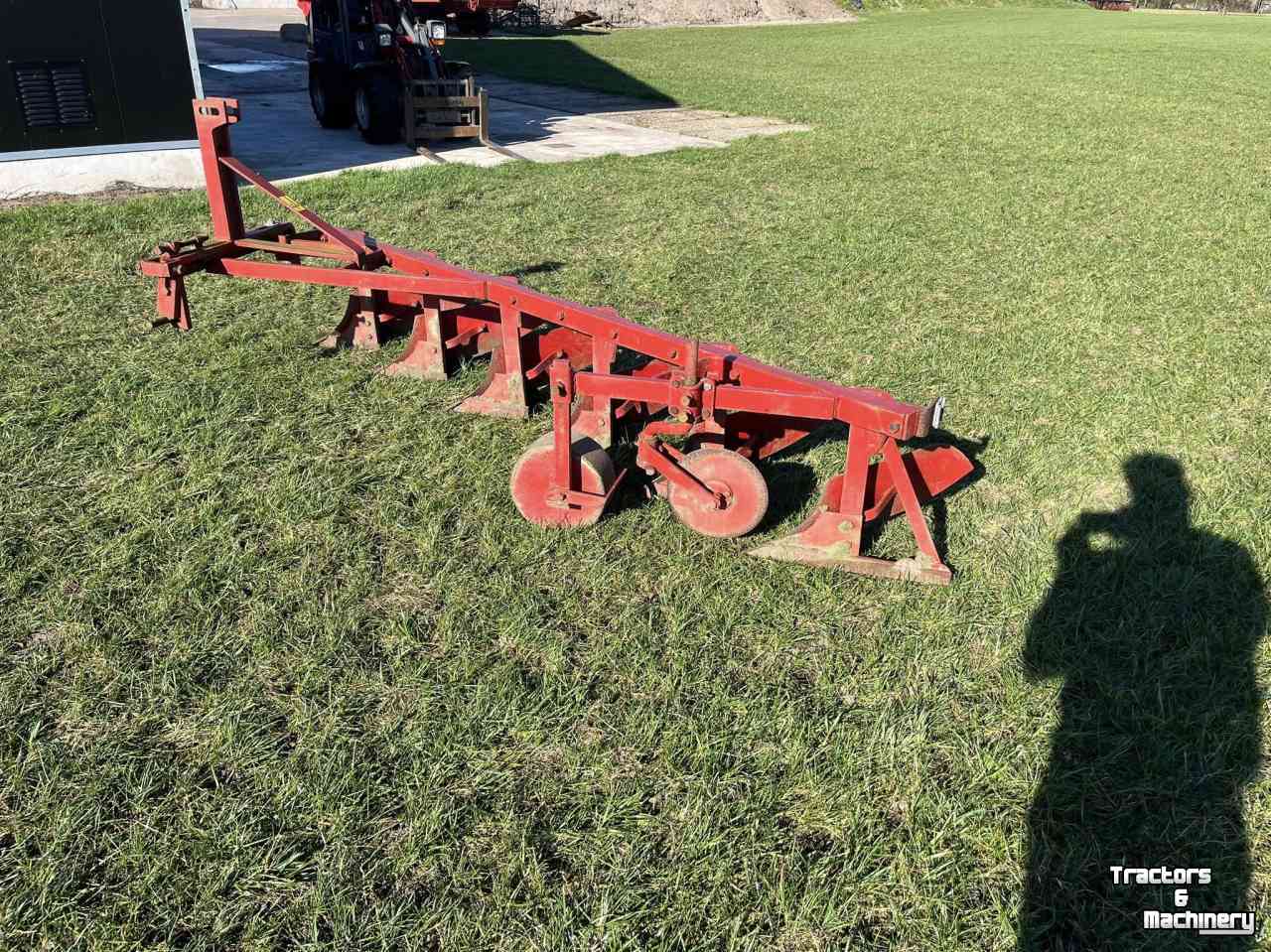 Ploughs  Stoppelploeg 6 schaar