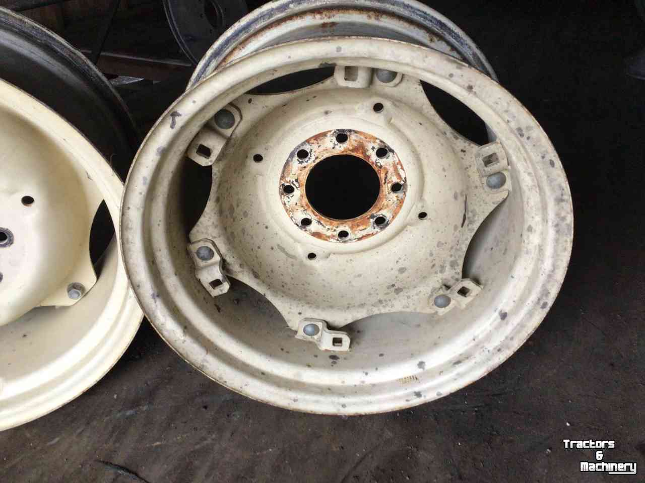 Wheels, Tyres, Rims & Dual spacers Same 13-24 (140-203-8)