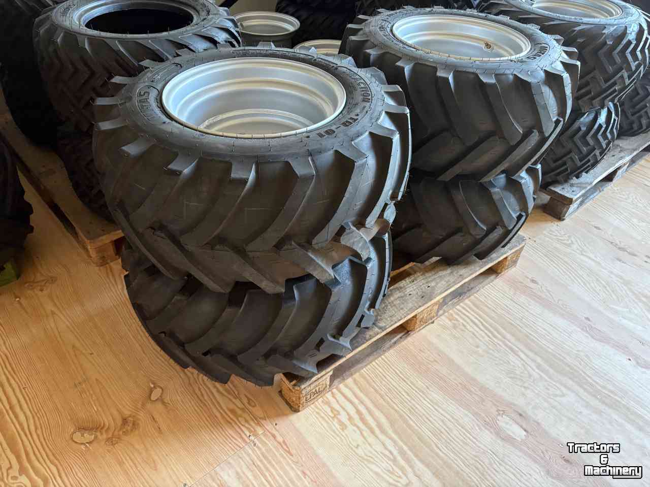 Wheels, Tyres, Rims & Dual spacers  Banden minishovel 31x15.50-15 / 400/50-15