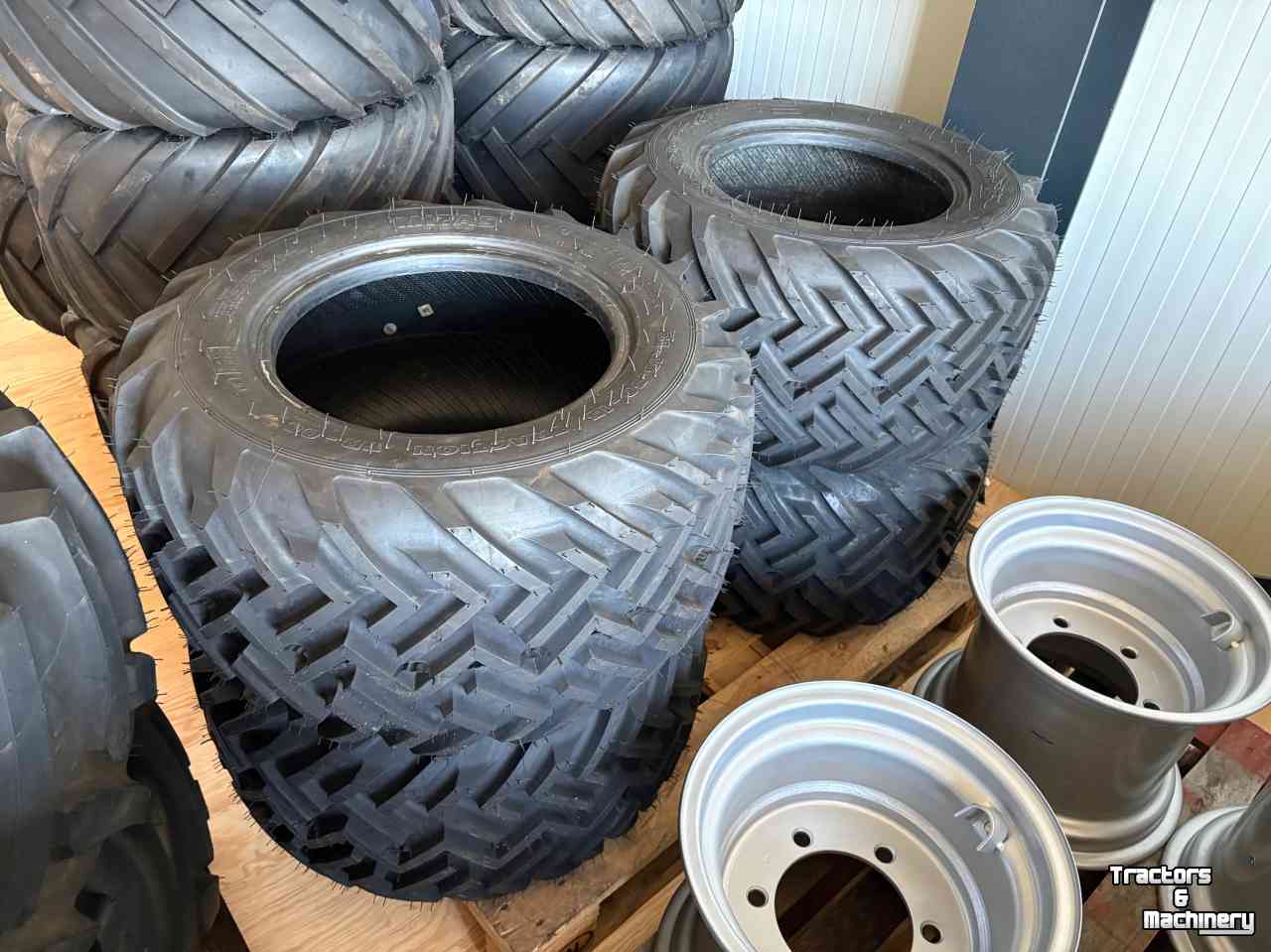 Wheels, Tyres, Rims & Dual spacers  Banden minishovel 31x15.50-15 / 400/50-15