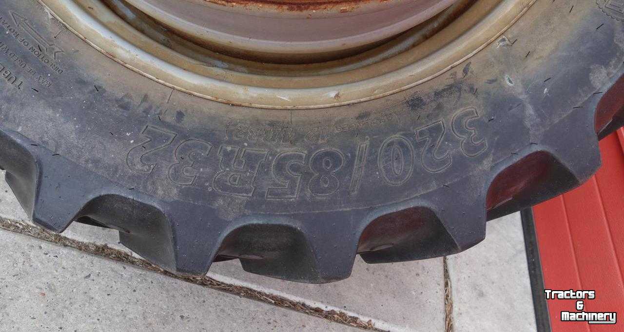 Wheels, Tyres, Rims & Dual spacers BKT 320/85R32-28 85% RT 855