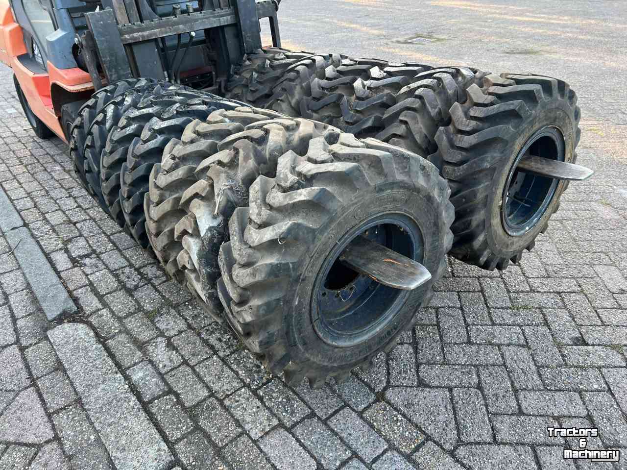 Wheels, Tyres, Rims & Dual spacers Bridgestone 10-15 10 ply schranklader banden