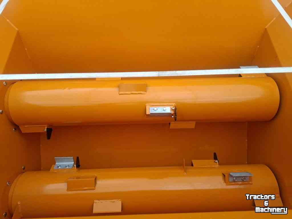 Sawdust spreader for boxes Flingk KSS 1015