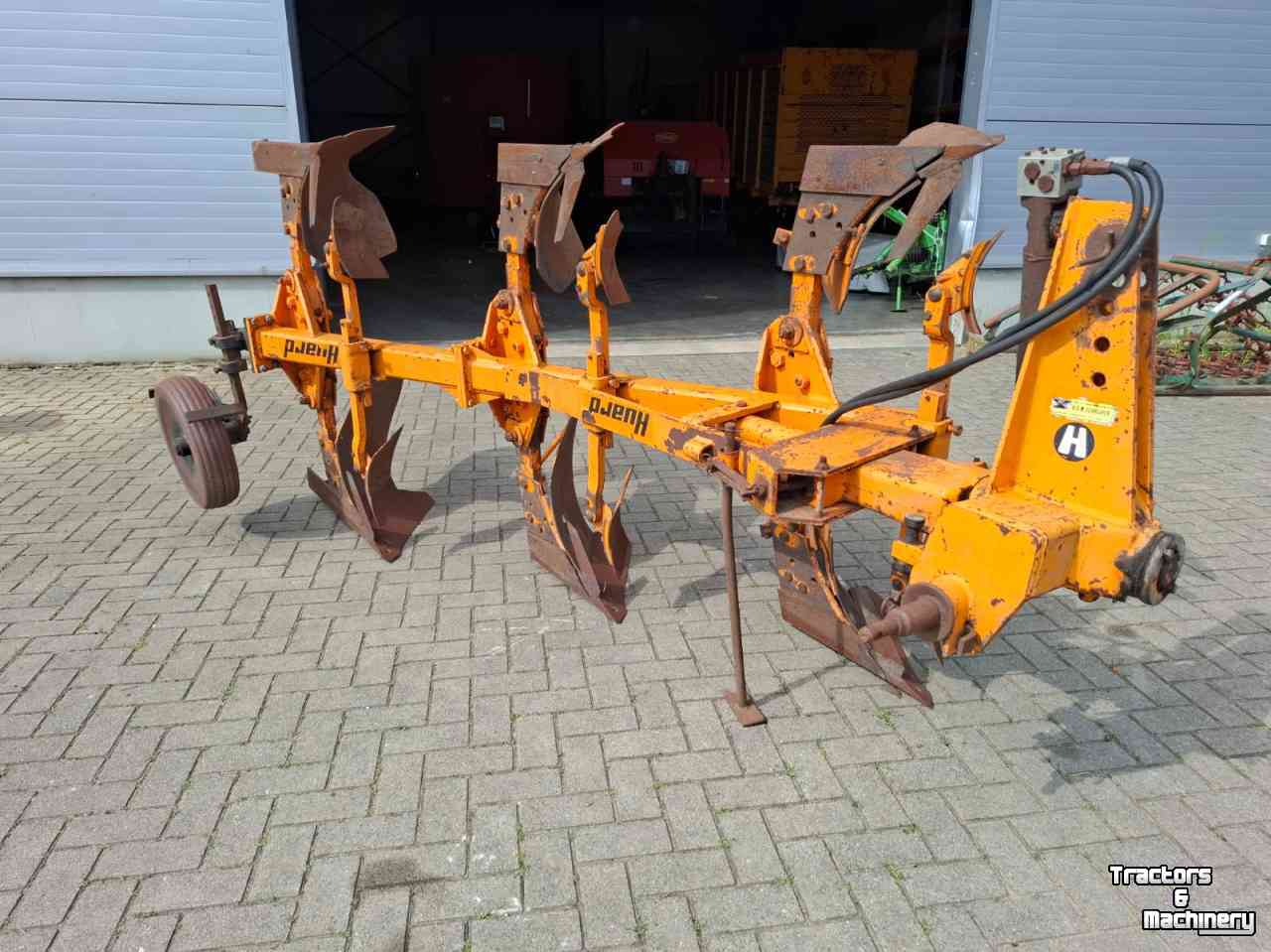 Ploughs Huard 3 schaar wentel ploeg