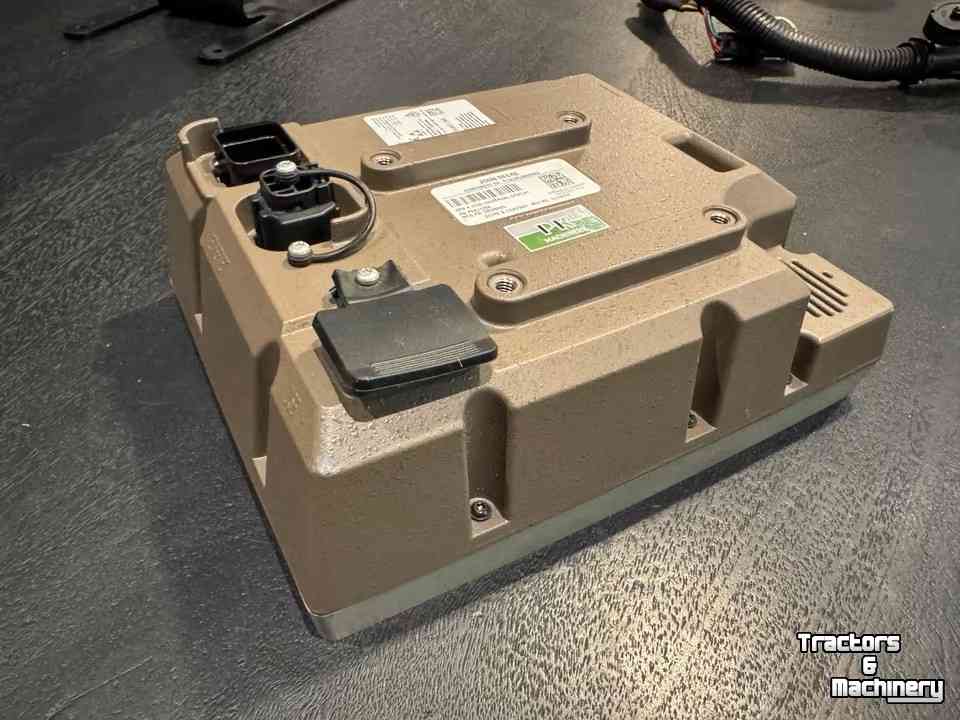 GPS steering systems and attachments John Deere 4240 display met Autotrac en sectioncontrol
