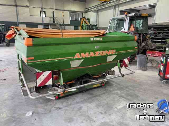 Fertilizer spreader Amazone Kunstmeststrooier / Meststoffenstrooier