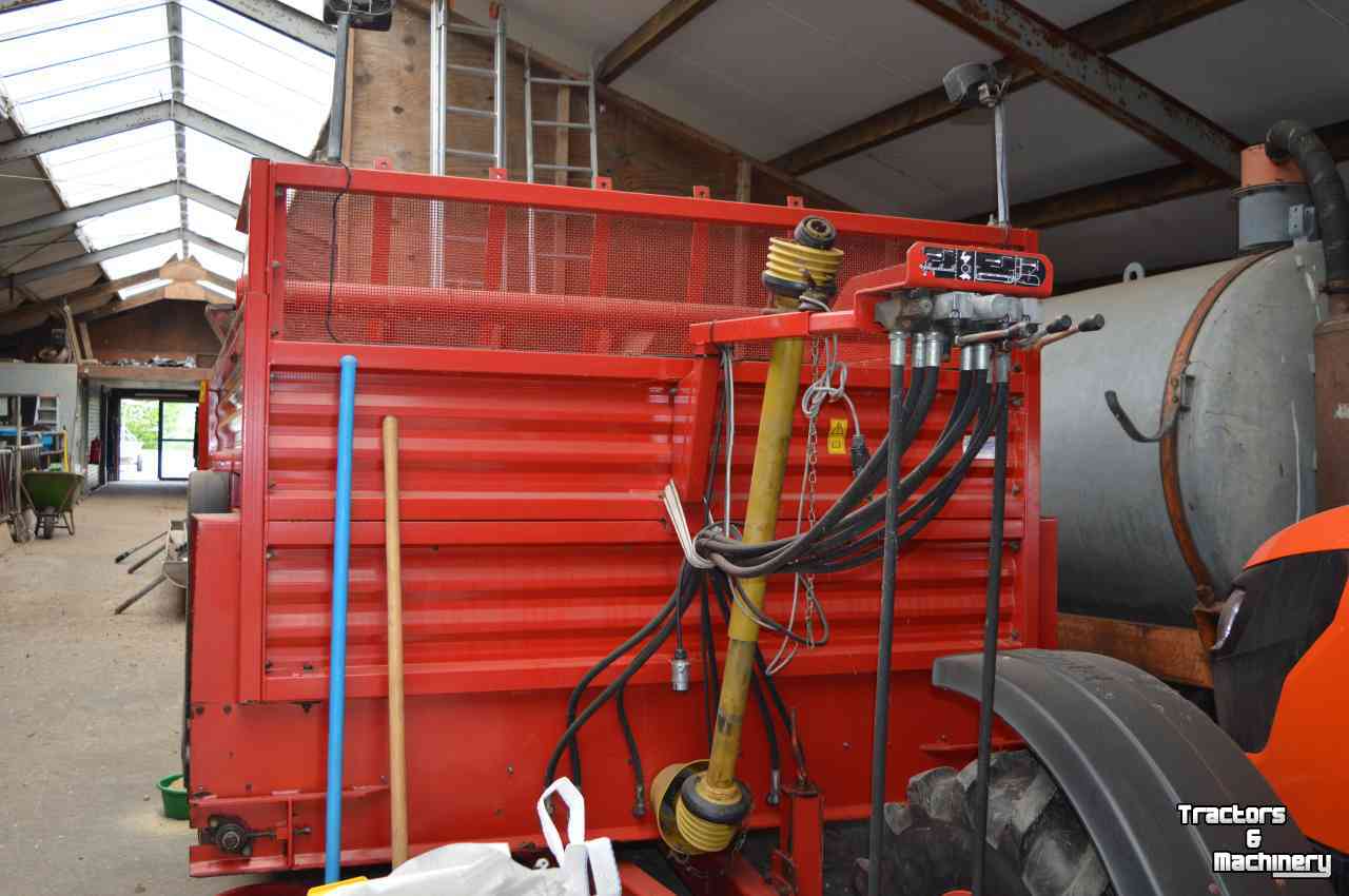 Silage-block distribution wagon Schuitemaker S30