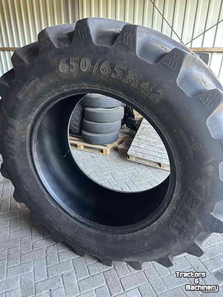 Wheels, Tyres, Rims & Dual spacers BKT 650/65R42
