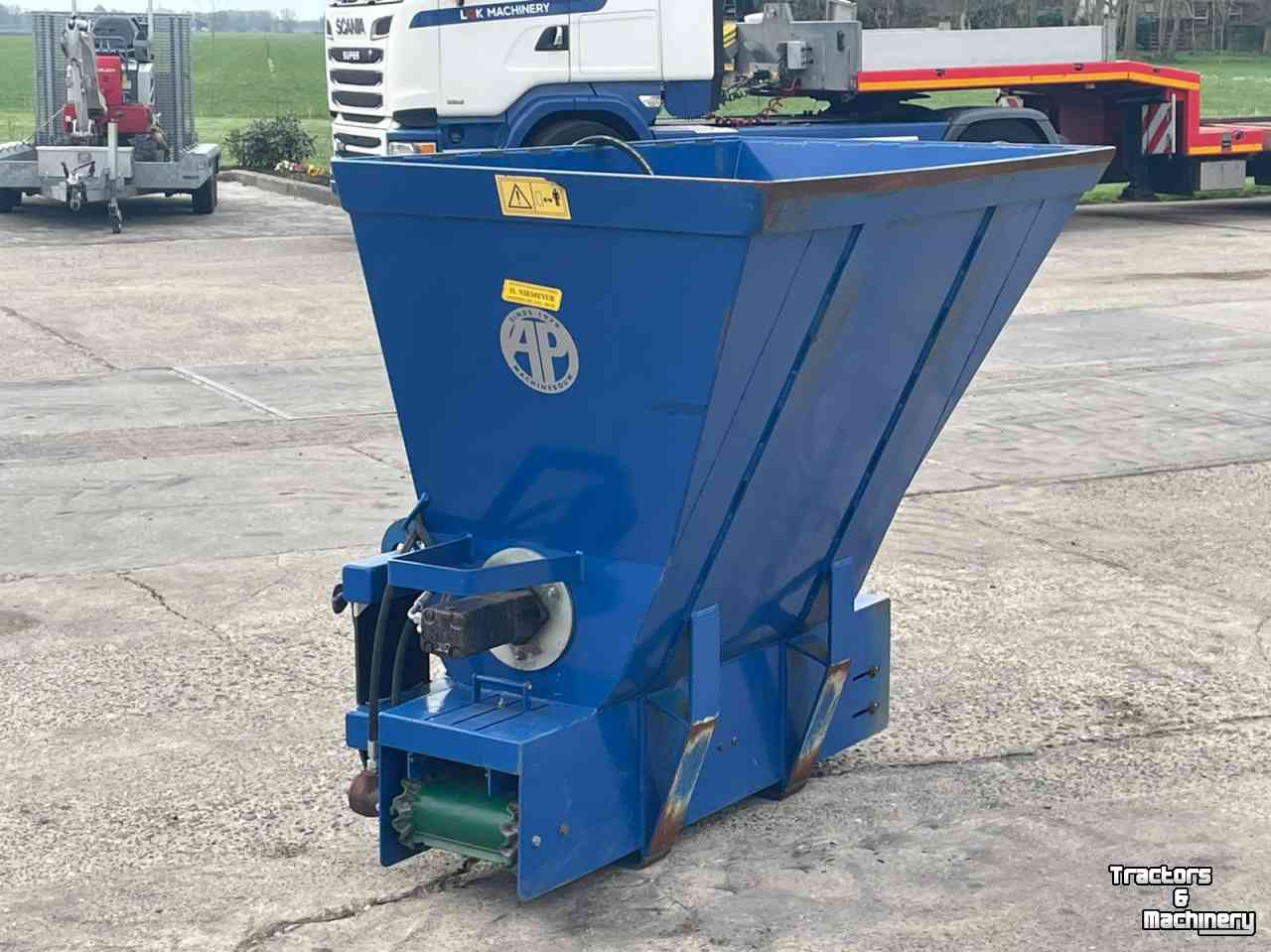 Sawdust spreader for boxes AP AS 1500 Instrooi bak weidemann