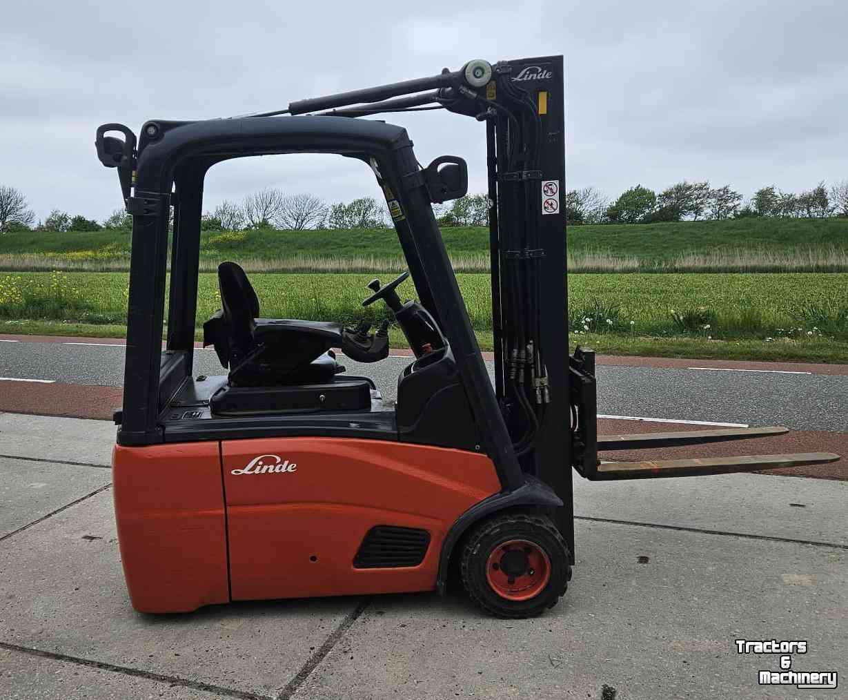 Forklift Linde E18 hefhoogte 450 cm triple.