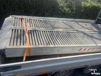 Low loader / Semi trailer  NETAM-FRUEHAUF Aanhanger / Machinetransporter vrachtwagen met hydraulisch lier - met oprijplaten