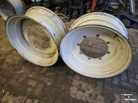 Wheels, Tyres, Rims & Dual spacers  Velgen 13x30. New Holland klasse 4 vooras