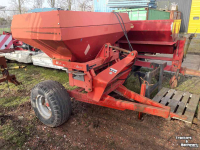 Fertilizer spreader Rauch Kuhn MDS 921 op troley