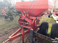 Fertilizer spreader Rauch Kuhn MDS 921 op troley