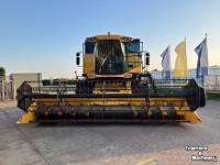 Combine New Holland CS 6080 Combine