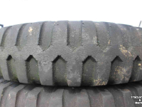 Wheels, Tyres, Rims & Dual spacers Vredestein 9.00-16 Nato legerbanden op ringvelg 6-gaats wielen