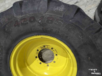 Wheels, Tyres, Rims & Dual spacers  Pirelli 420/85R24 (16,9R24) Voorwielen John Deere