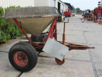 Fertilizer spreader Vicon Pendelstrooier op wielstel