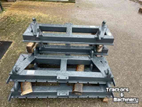 Other attachments and accessories  Aanbouwdelen Grondbakken puinrieken tegelrieken vlakramen balenklemmen palletvorken