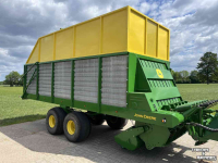 Self-loading wagon Taarup 1030 gerestaureerd